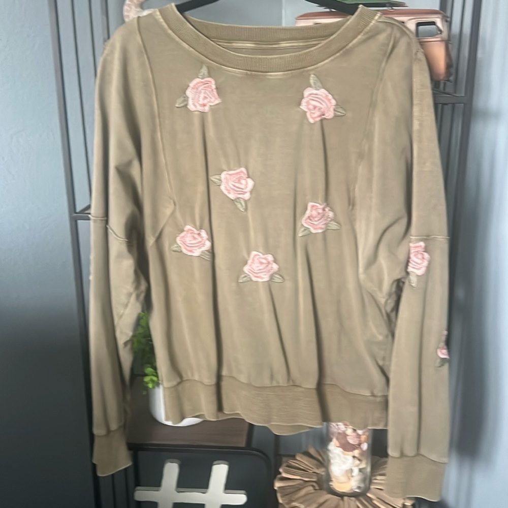LIKE NEW Billy T sweatshirt size medium